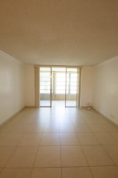 Dining room / Living room - 3000 NW 48th Ter