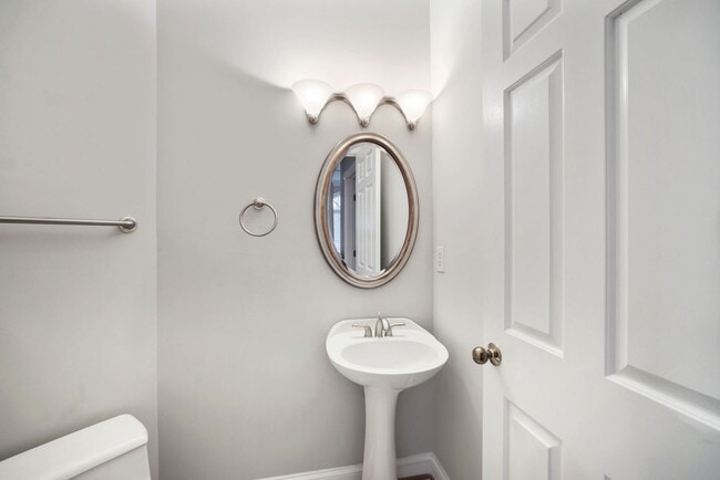 Building Photo - 3 Bedroom 3.5 Bathroom Townhouse// Vienna/...