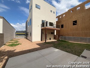 Building Photo - 2615 S Flores St