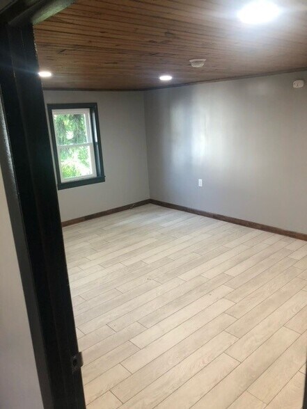 Building Photo - 211 Lincoln Way W