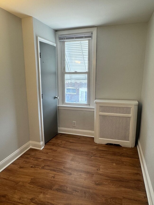 Building Photo - Covered Front Porch - Elmwood Park