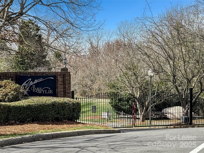 Building Photo - 13933 Queens Harbor Rd