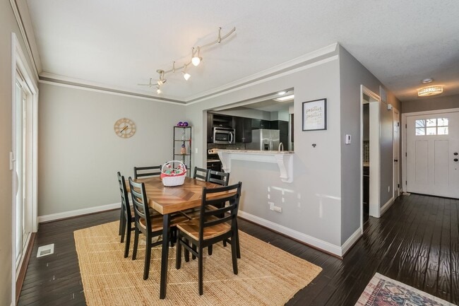 Building Photo - Beautiful Overland Park Townhome 2/3-Bed, 3.5-Bath - February move-in Special!!