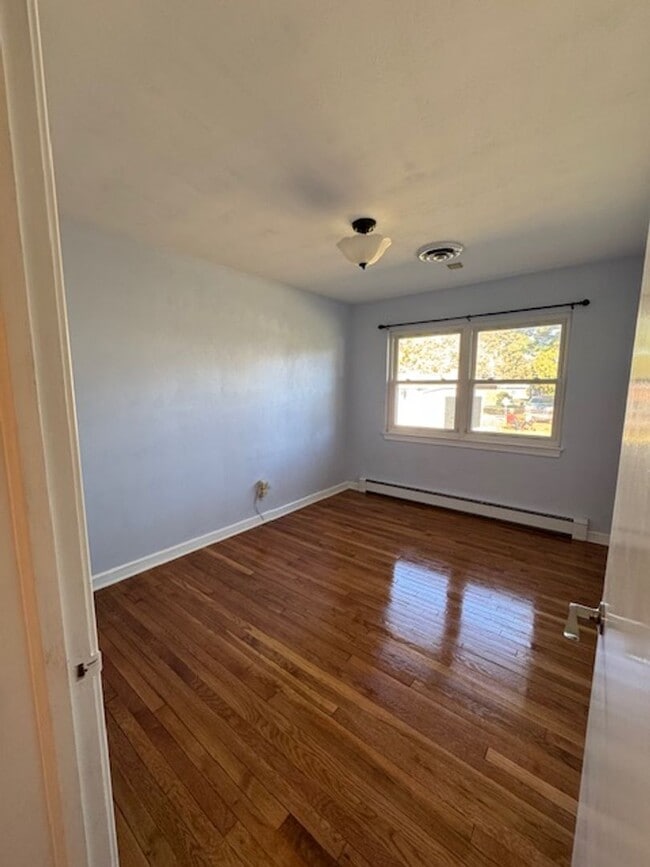 Building Photo - Spacious Brick Rancher