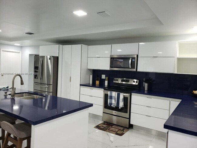 Building Photo - 5124 SW 128th Ave