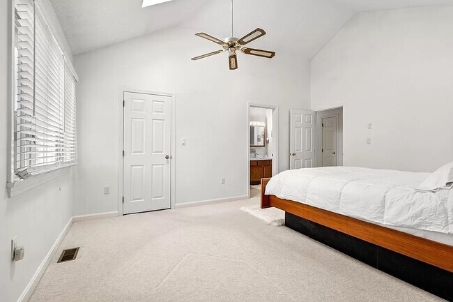 Building Photo - 305 Salem St