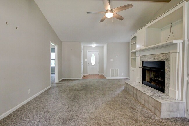 Building Photo - Updated 3bed 2 bath in St B with SEPARATE WORKSHOP around back.