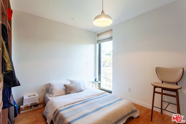 Building Photo - 3248 Descanso Dr