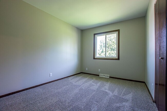 Building Photo - 3 Bedroom / 1.5 Bath with Fenced Backyard and Washer/Dryer in Walnut Grove in Millard!