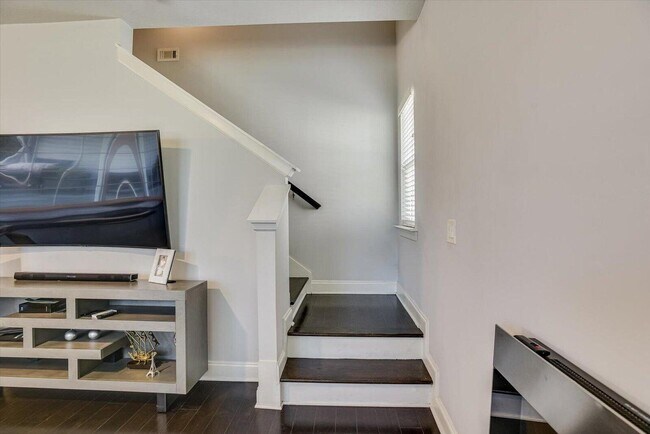 Building Photo - 685 Red Cedar Ct