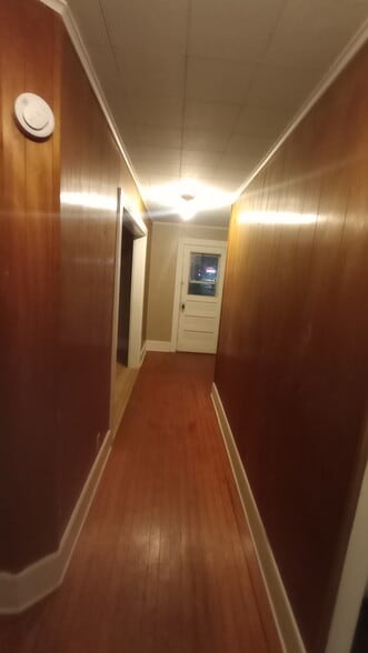 Building Photo - 203 W Main St