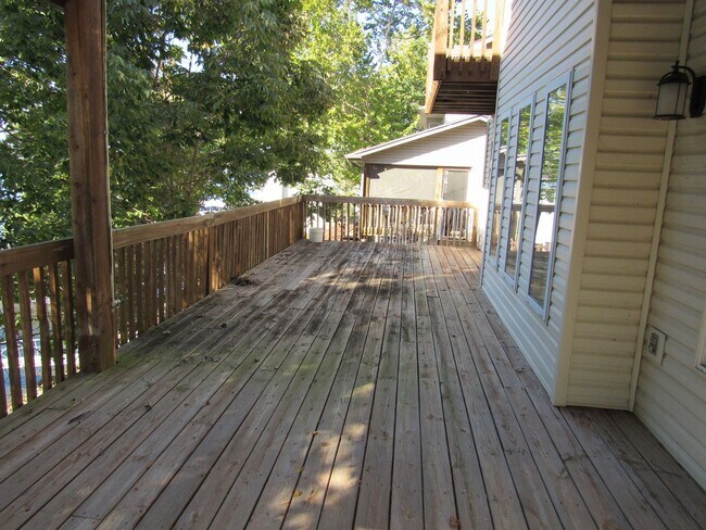 Building Photo - Lakefront house with Cove Protection