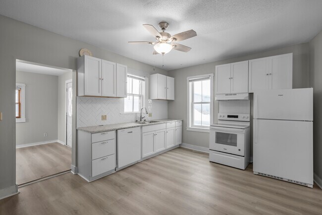 Building Photo - 509 W Baker St