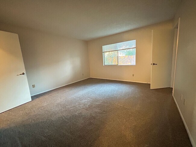 Building Photo - NO HOA- **NEW INTERIOR PAINT AND NEW FLOOR...