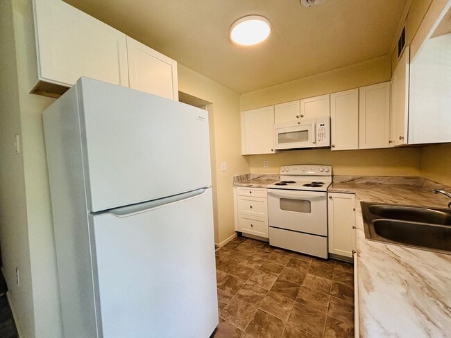 Building Photo - 2 Bedroom, 1.5 Bath Townhouse