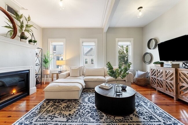 Building Photo - 511 E 5th St