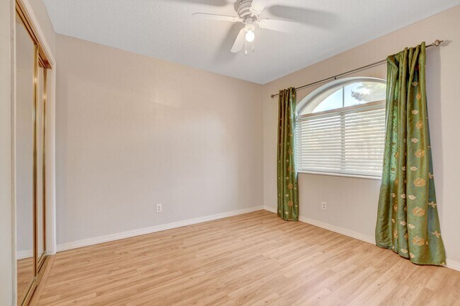 Building Photo - 3 bedroom single story in Desert shores!