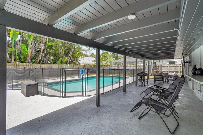 Building Photo - 10108 SW 53rd Ct