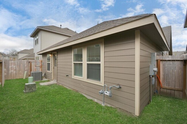 Building Photo - 15859 Kinlough Dr