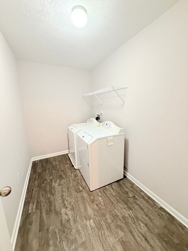 Building Photo - 1618 Woodside Cir