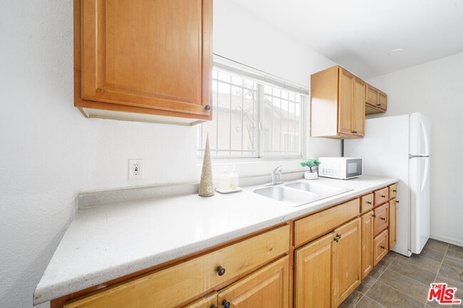 Building Photo - 640 W 81st St