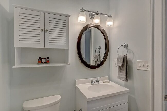 Building Photo - 518 Lamar Ave