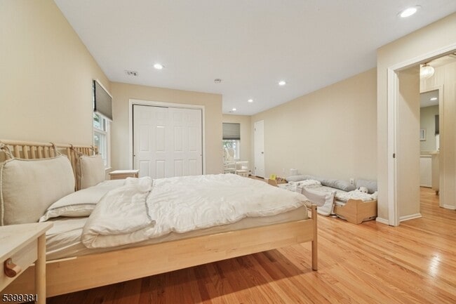 Building Photo - 17 Edison Dr