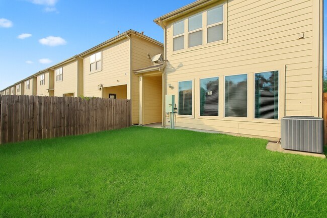 Building Photo - 5166 Oasis Park Ln