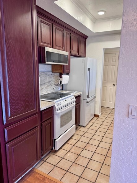 Kitchen - 25912 Hayward Blvd