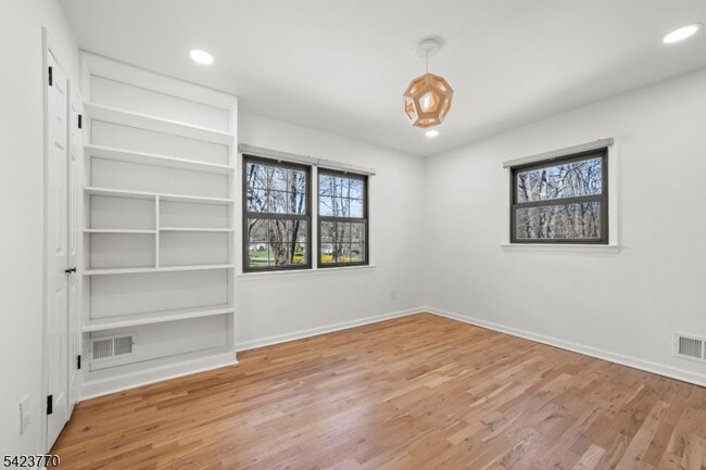 Building Photo - 27 Meadowview Rd