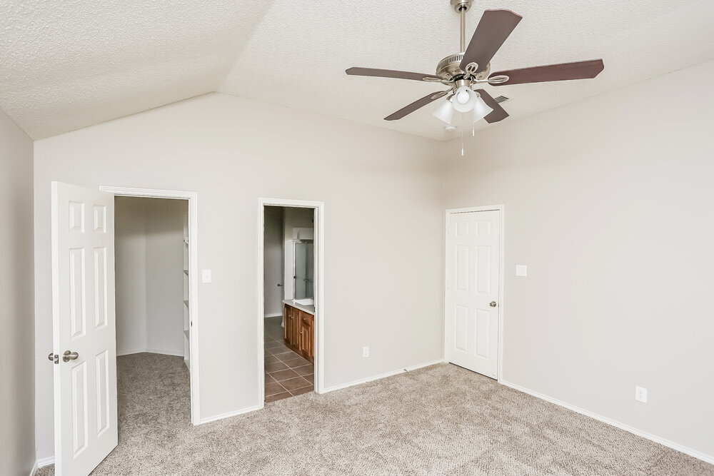 Building Photo - 4910 Green Hollow Dr