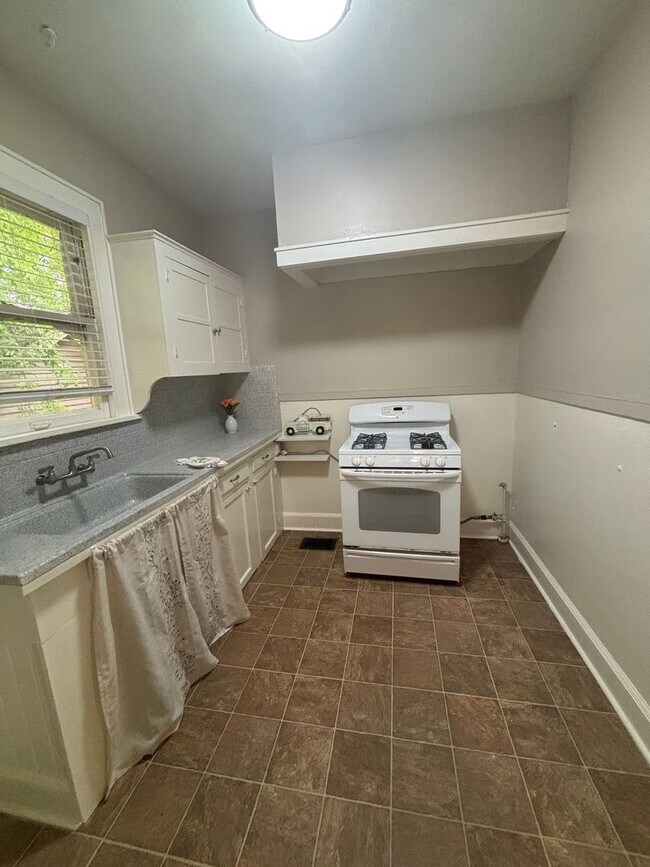 Building Photo - Cute 1 bedroom apartment!