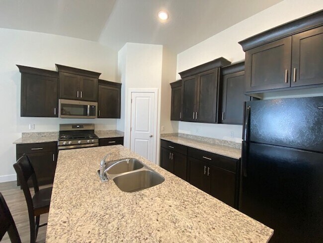 Building Photo - SPACIOUS HOME FOR RENT!