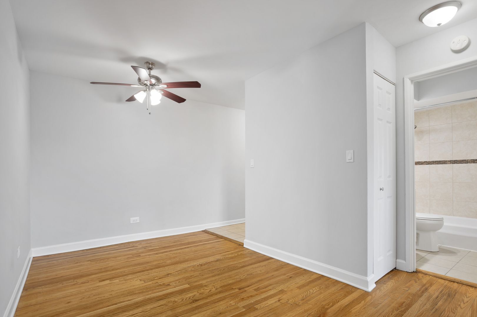 Building Photo - 6755 N Sheridan Rd