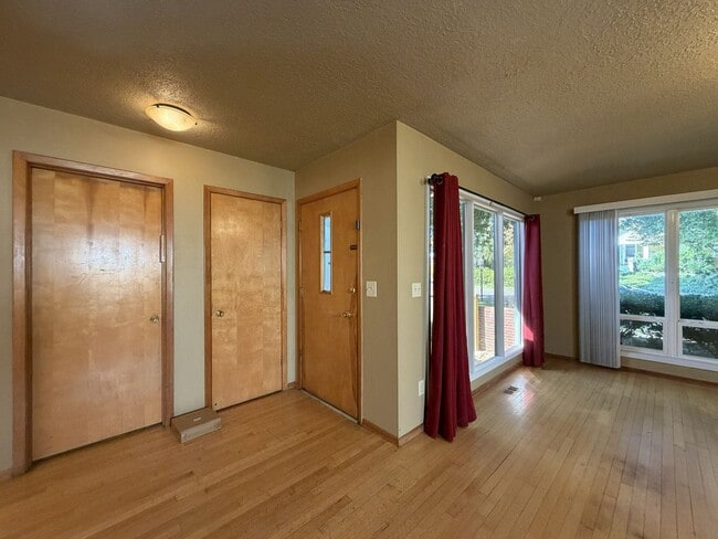 Building Photo - 5220 SE 33rd Pl