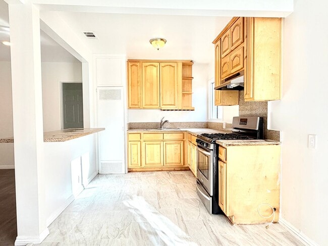 Building Photo - Charming front house 2b/d 2 b/a