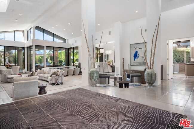 Building Photo - 6 Rocky Ln