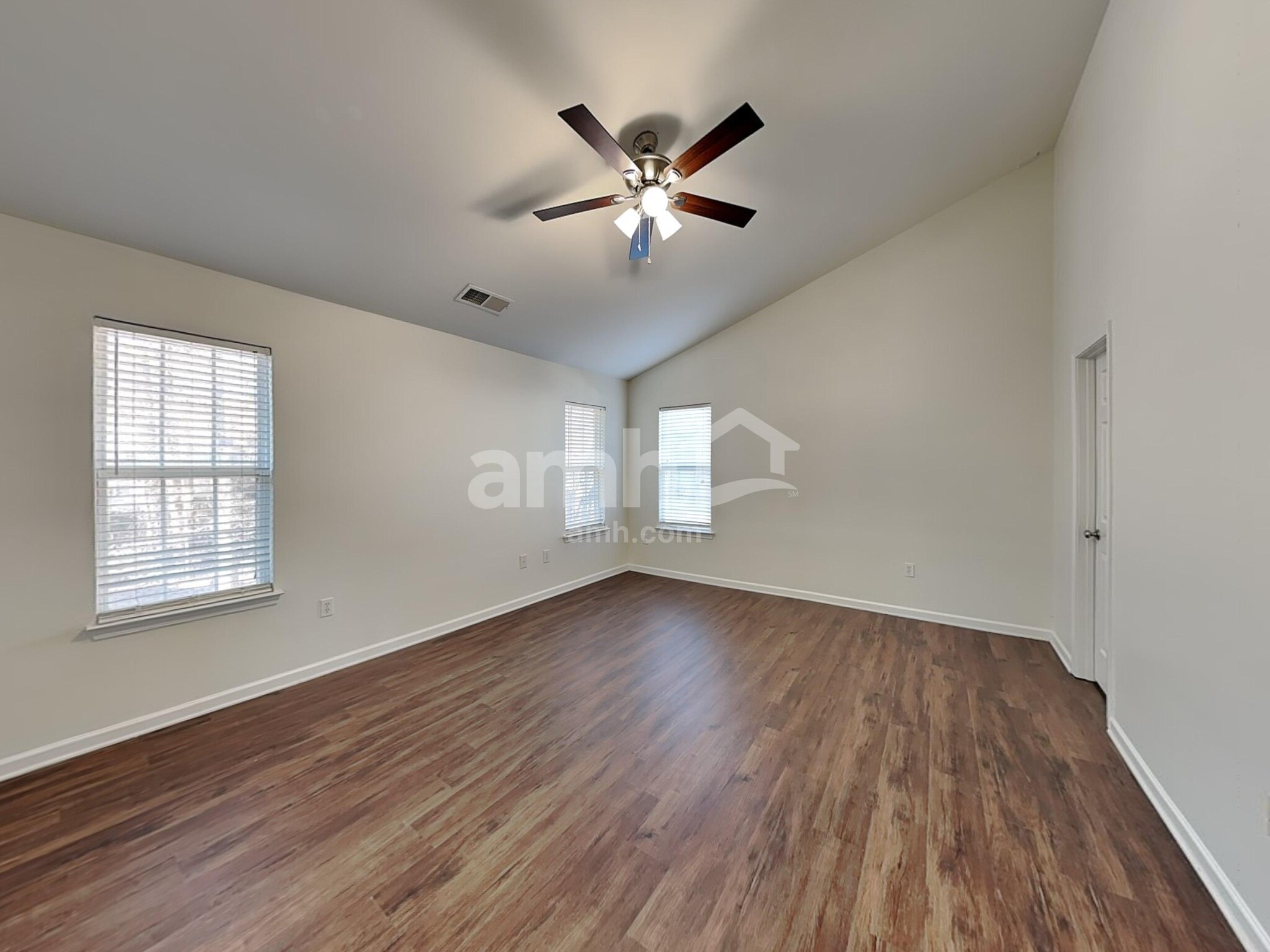 Building Photo - 406 Glencrest Dr