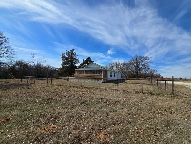 Building Photo - Remodeled 3 bed 2 bath home in Asher!