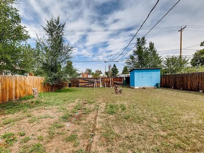 Building Photo - 2 Bed 1 Bath House Available Now