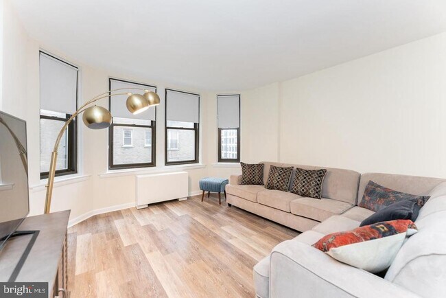 Building Photo - 135 S 19th St