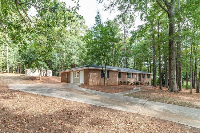 Building Photo - 4375 Lake Idylwilde Dr