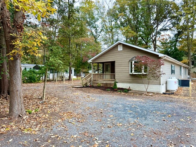 Building Photo - 164 W Lake Dr