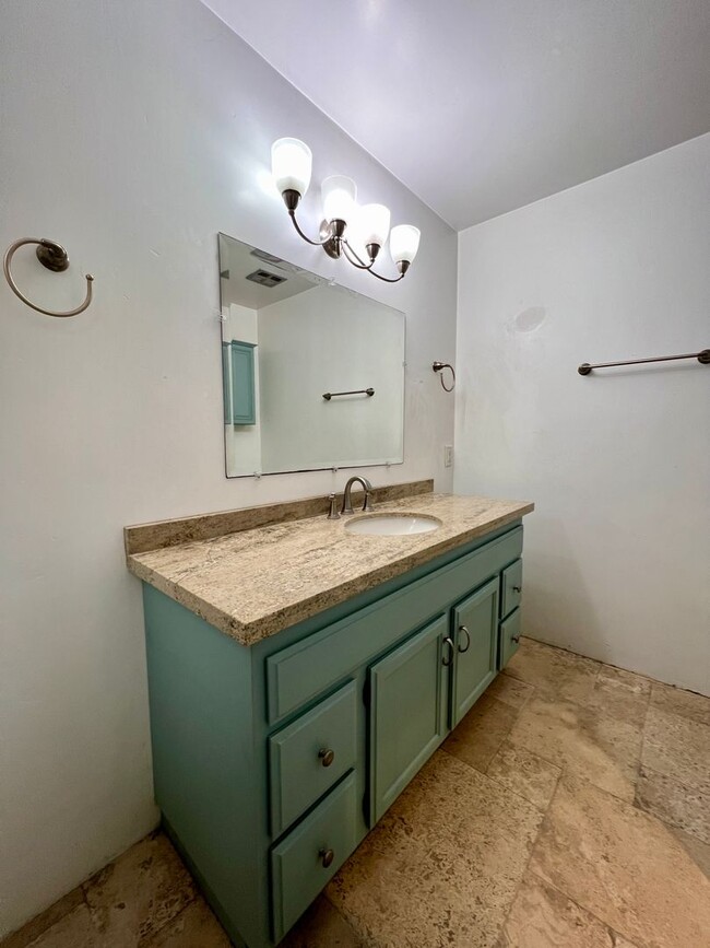Building Photo - GREAT location, downstairs 2+2 condo
