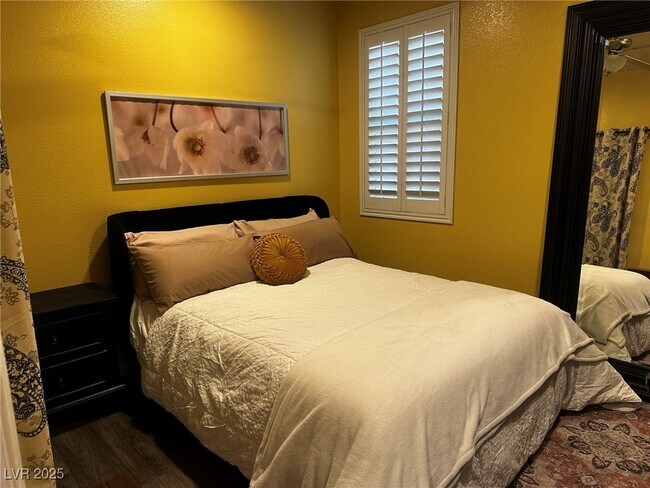 Building Photo - 1004 Crescent Falls St