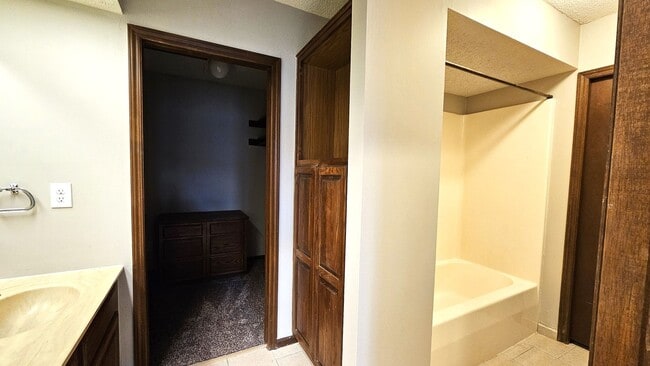 Building Photo - 2 Bedroom, 2 Bathroom with a Prime Location!