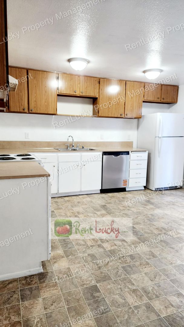 Building Photo - Green-Parkland Duplex