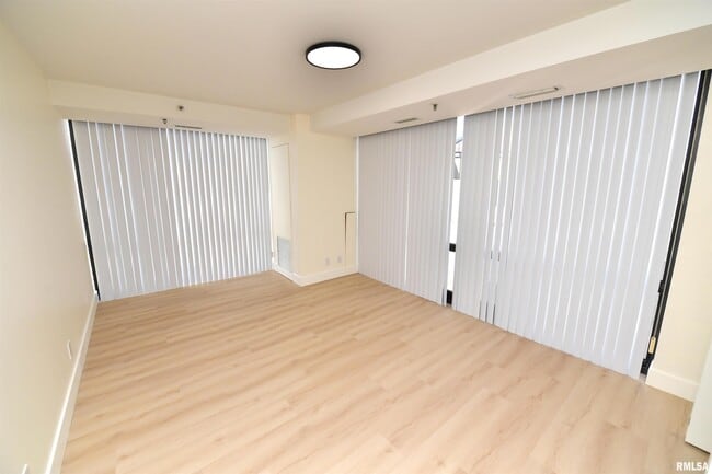 Building Photo - 123 SW Jefferson Ave