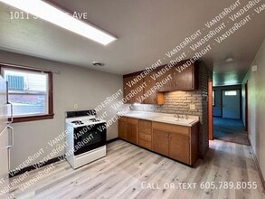 Building Photo - 1011 S Blaine Ave