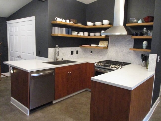 Building Photo - 3 bedroom Rambler with Above Garage Studio...